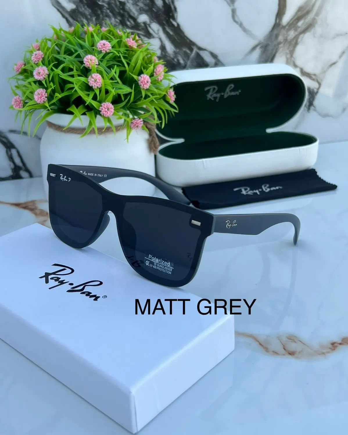Top Trendy Hot Favorite All Season Special Vintage Ray Ban Fancy Sunglass For Daily Causal Evergreen UV Protected For Unisex.
